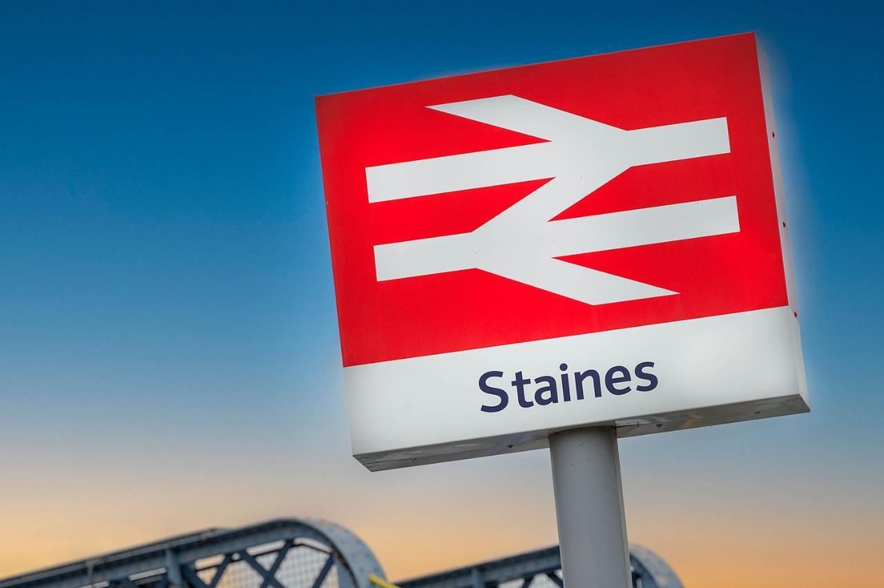 Train Station Serenity Staines-upon-Thames Exterior foto